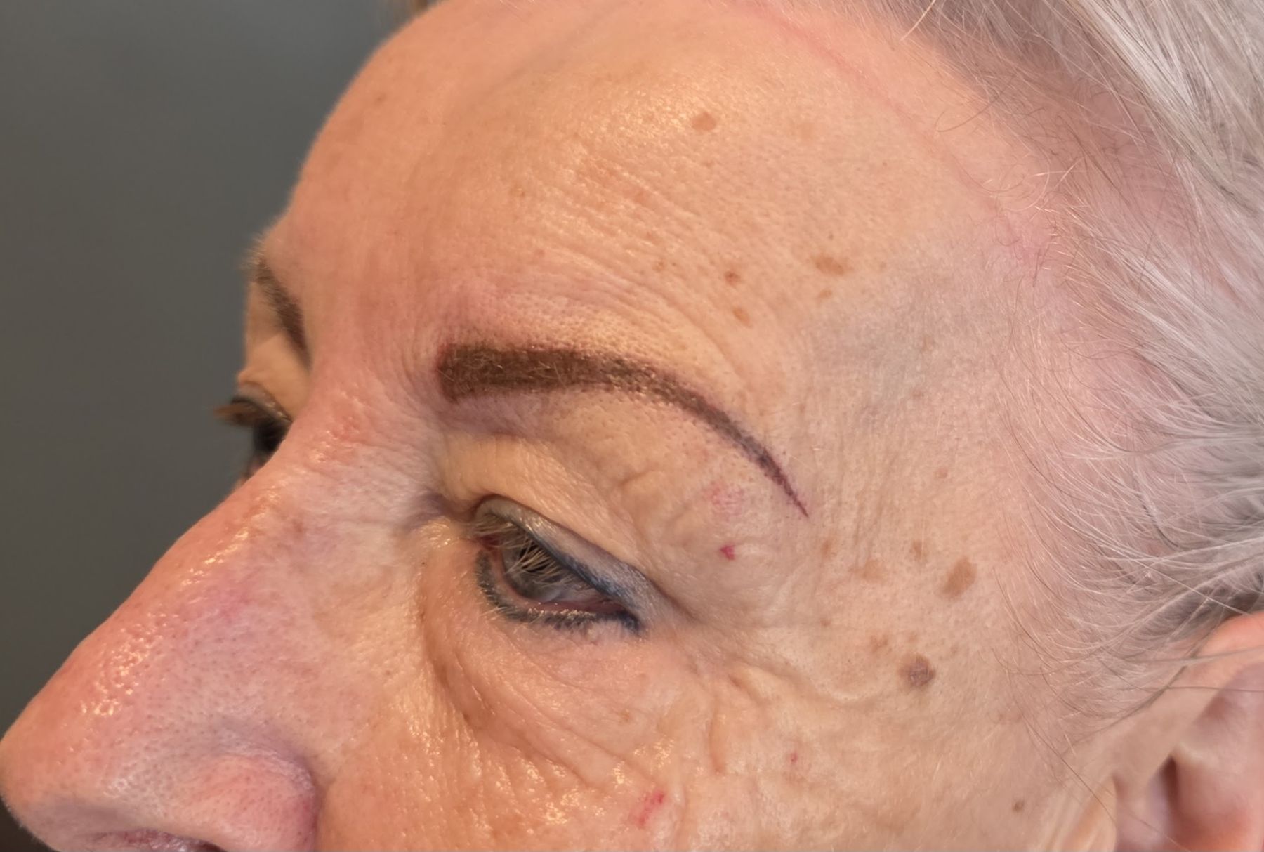 Close-up van permanente make-up op de wenkbrauw
