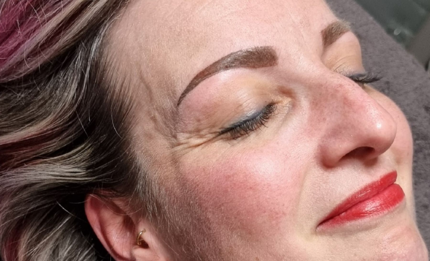 Wenkbrauwen en lippen met permanente make-up, klant ligt ontspannen