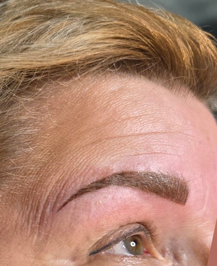 Wenkbrauwen met permanente make-up, van boven gezien