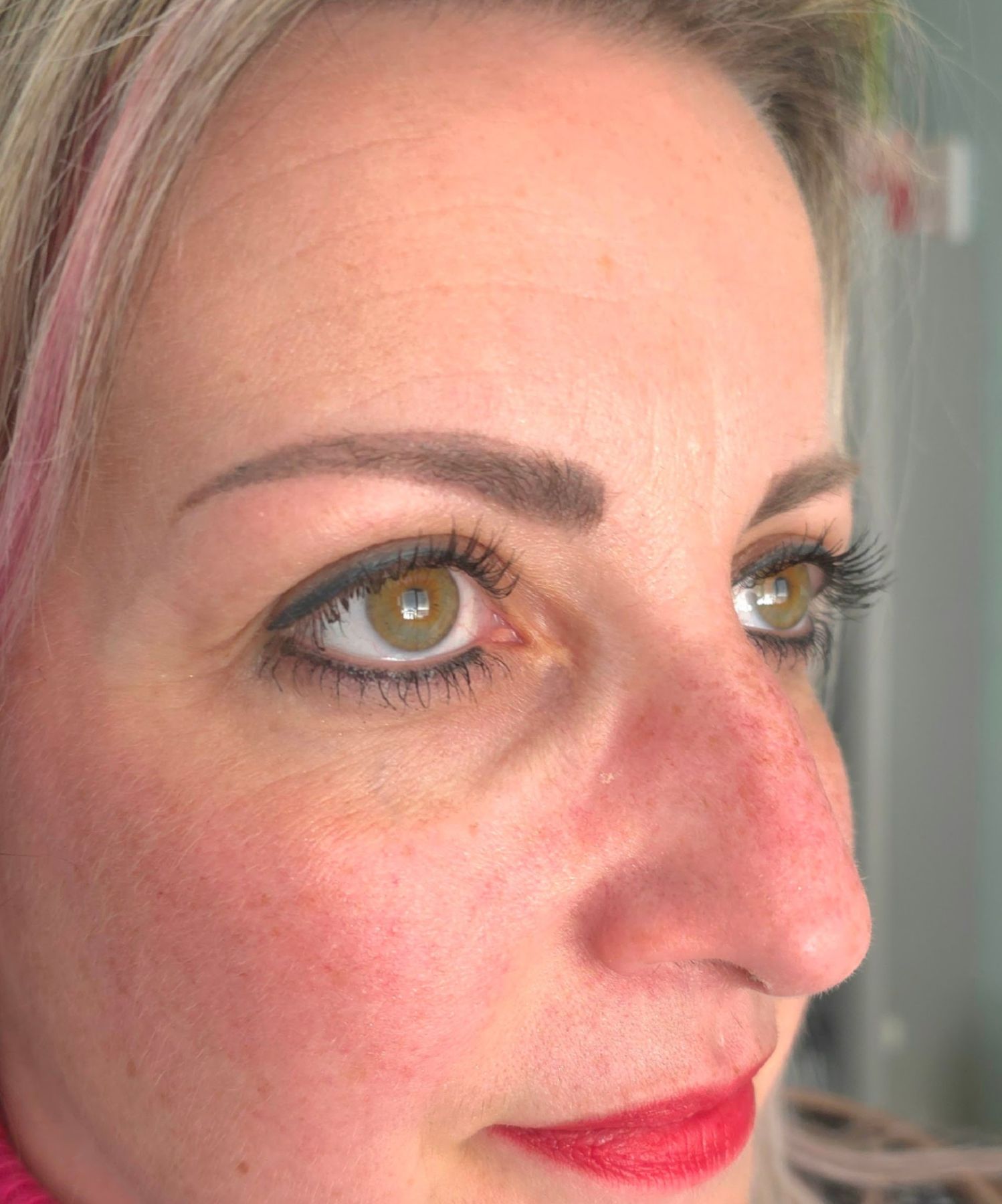 Klant met permanente eyeliner, wenkbrauwen en lippen
